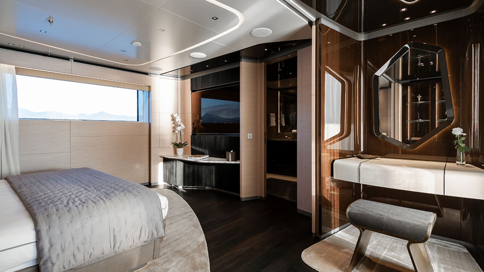Tankoa Yacht's Diamond Binta primary bedroom