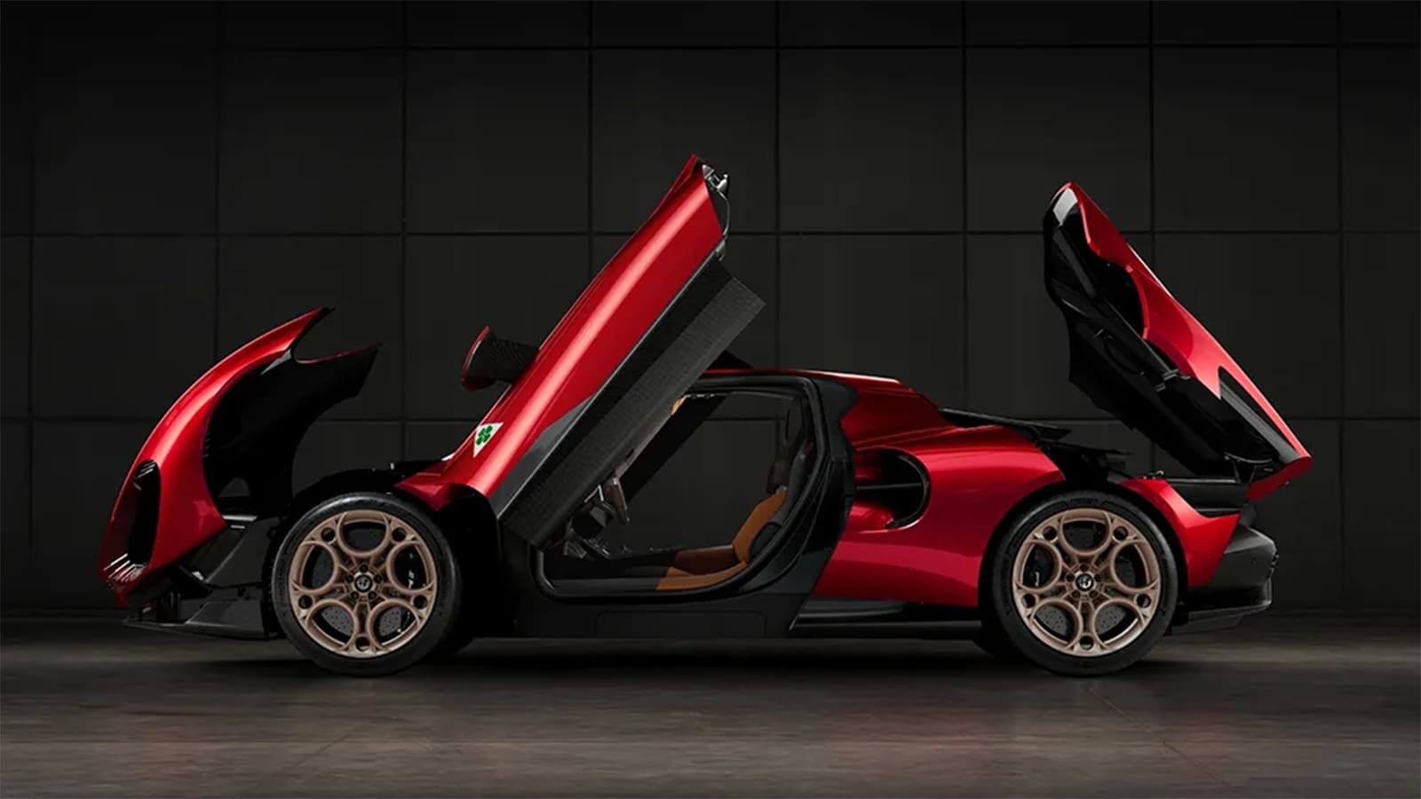 The side view of the Alfa Romeo 33 Stradale