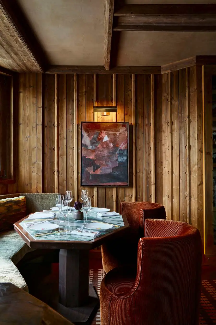 Breaking away from the cliched mountain aesthetic, Wearstler turned instead to Brutalist details, reflective surfaces, textured materials, and a deep color palette. L’Apogée Courchevel/Oetker Hotels